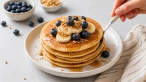 Protein-Pfannkuchen mit frischen Beeren und Honig: fluffige, gesunde Pancakes in 10 Minuten zubereitet