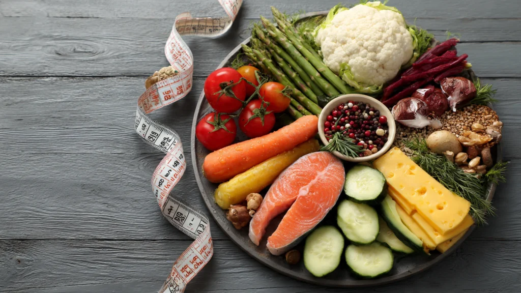 Gesunde Mahlzeit mit Gemüse, Vollkorn und Proteinen – Ernährungsberaterin erklärt Gewicht halten.